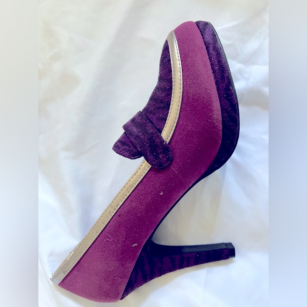 Momo size 8.5 NWOT. Purple tiger print, black and silver trim so fun